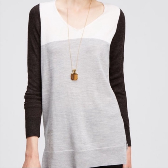 Ann Taylor Gray white charcoal color block v-neck merino wool sweater size XS - Picture 1 of 7